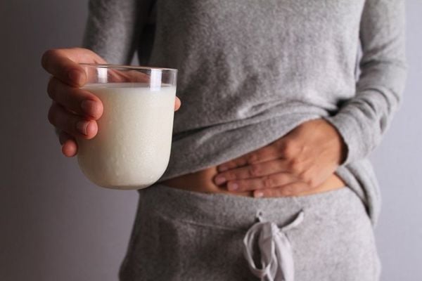 Người bị bất dung nạp lactose thường đầy hơi, đau bụng, tiêu chảy khi tiêu thụ lactose