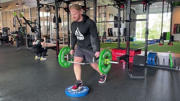 Bài tập chân Pausating Split Hex Bar Squat