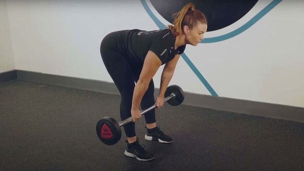 Bài tập Romanian Deadlift phát triển cơ thân dưới