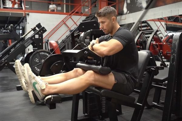 Bài tập chân Seated Leg Curls