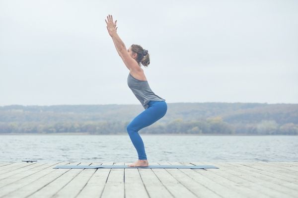 Tư thế yoga cái ghế đơn giản