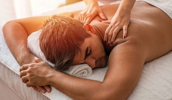 Massage thư giãn, bấm huyệt giúp ngủ nhanh hơn