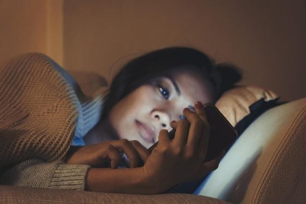 Không sử dụng thiết bị điện tử gần giờ đi ngủ