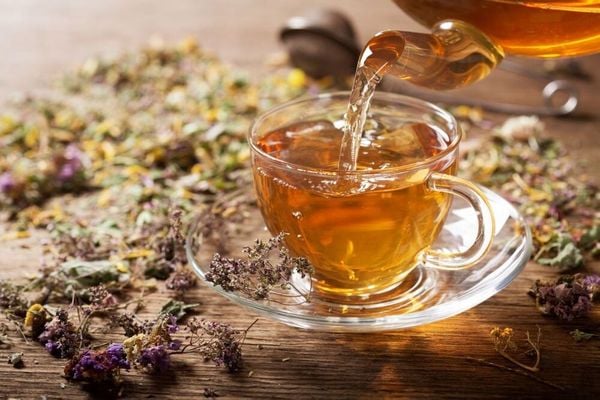 Uống trà thảo mộc thư giãn để ngủ nhanh hơn