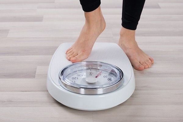 Nên đo cân nặng vào buổi sáng sau khi ngủ dậy, trước ăn uống và vận động