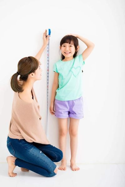 đo chiều cao bằng cách dựa tường