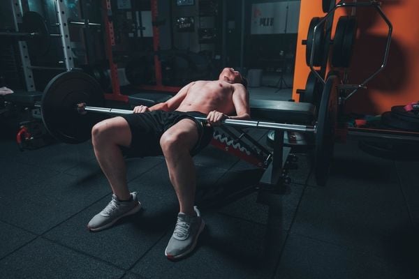 bài tập hip thrust với máy smith