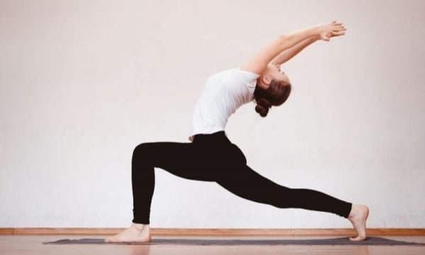 Tư thế trăng lưỡi liềm trong Yoga Vinyasa