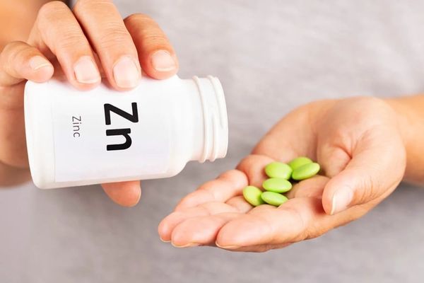 một số người không nên uống kẽm