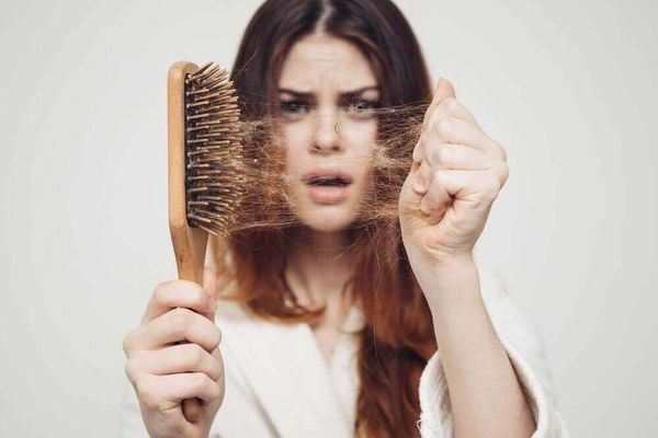 Cẩn trọng với các dấu hiệu rụng tóc hàng ngày