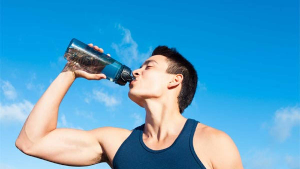 Uống đủ nước và bổ sung thêm Natri để siết cơ nhanh chóng