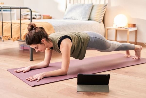 lượng calo đốt cháy khi plank tùy thuộc và cân nặng, tỷ lệ cơ bắp