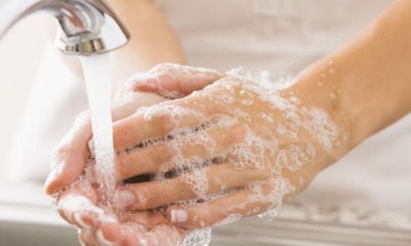 rửa tay bằng xà phòng để hạn chế phát triển mầm bệnh