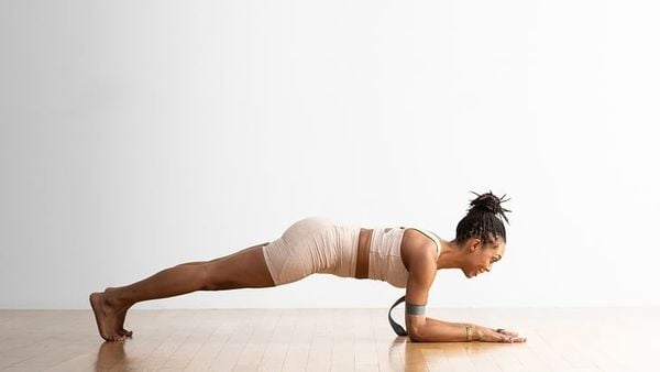 Bài tập bụng dưới Forearm Plank