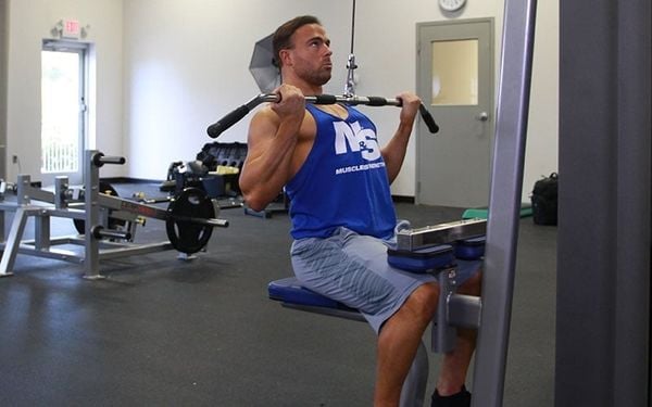bài tập xô Reverse Grip Lat Pulldown cho tấm lưng to khỏe