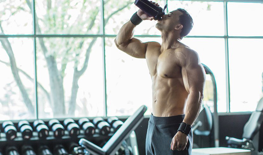 Uống whey protein trước khi tập 30 phút và ngay sau khi tập xong