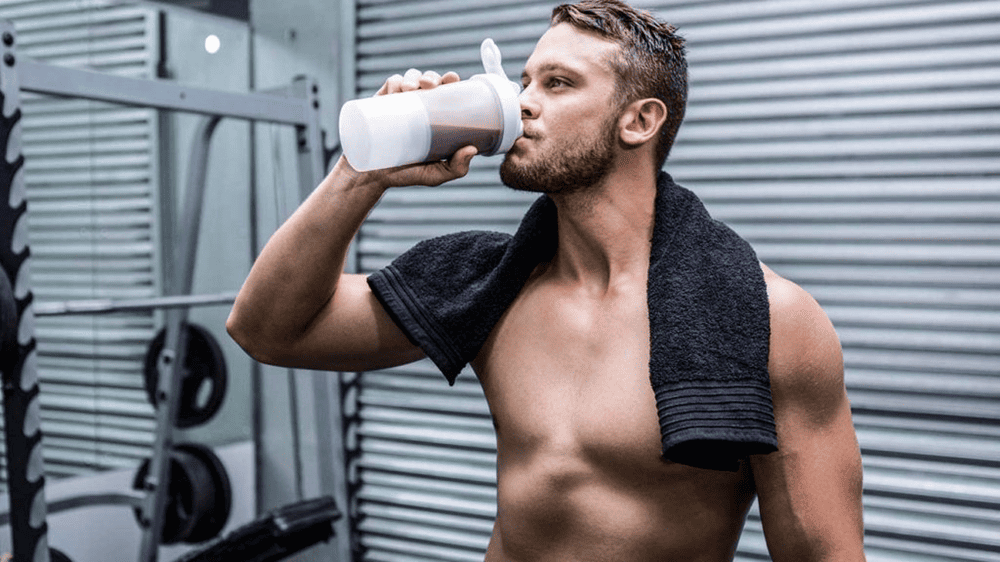 Uống sữa lắc hoặc đồ uống giàu protein trước khi tập gym