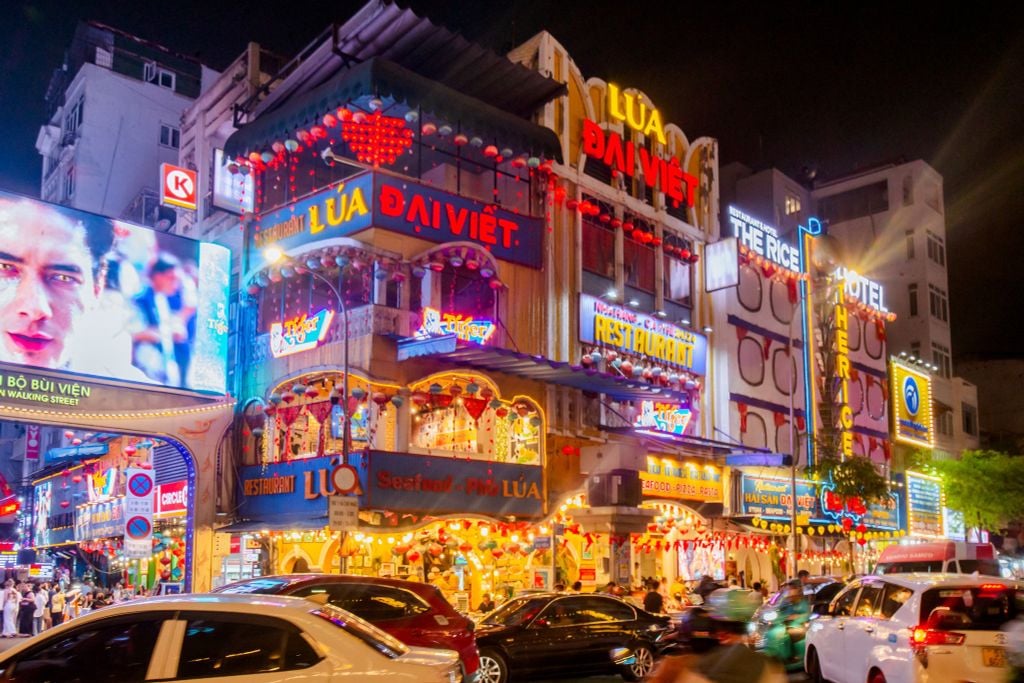 Lúa Đại Việt - Nhà Hàng Hải Sản Nổi Bật Với Tone Màu Vàng Tươi Trên Đường Đề Thám