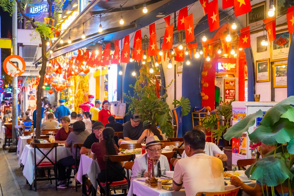 Khám Phá Nhà Hàng Hải Sản Đông Khách Bật Nhất Quận 1 - Nông Thôn Đại Việt