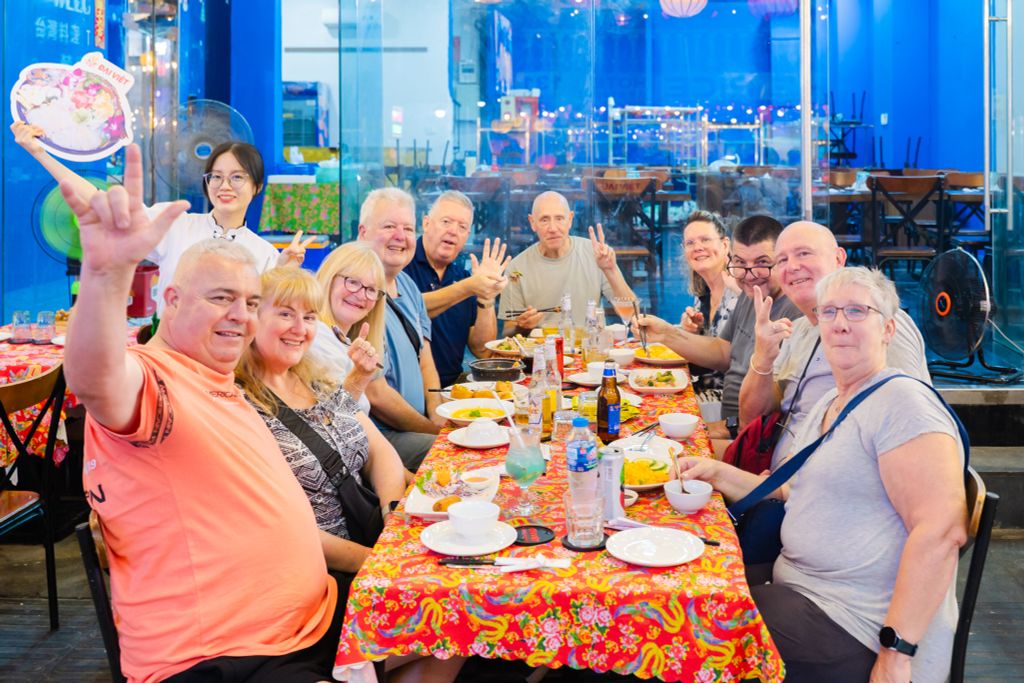 Ăn Khuya Bùi Viện – Trải Nghiệm Hải Sản Tươi Sống & Ẩm Thực Đa Dạng Sau Pháo Hoa Quốc Khánh 2/9