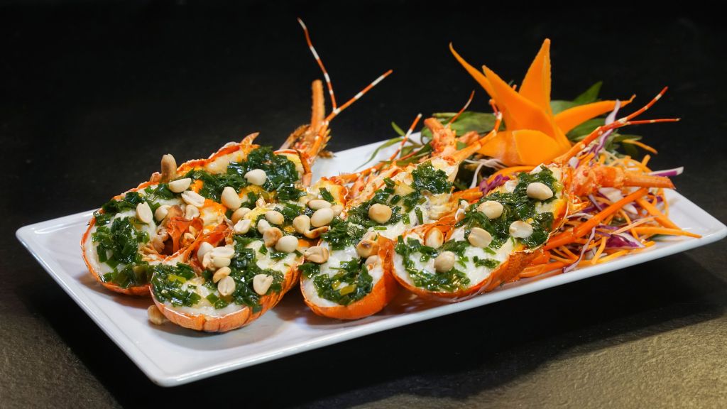 Thưởng Thức Tôm Hùm Xanh – Đặc Sản Vùng Biển Cam Ranh Tại Nhà Hàng Bùi Viện – Nông Thôn Đại Việt