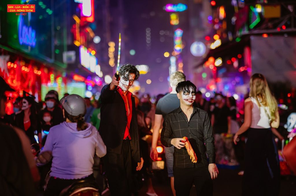 Không khí đón lễ hội Halloween sớm ở phố tây Bùi Viện 2023