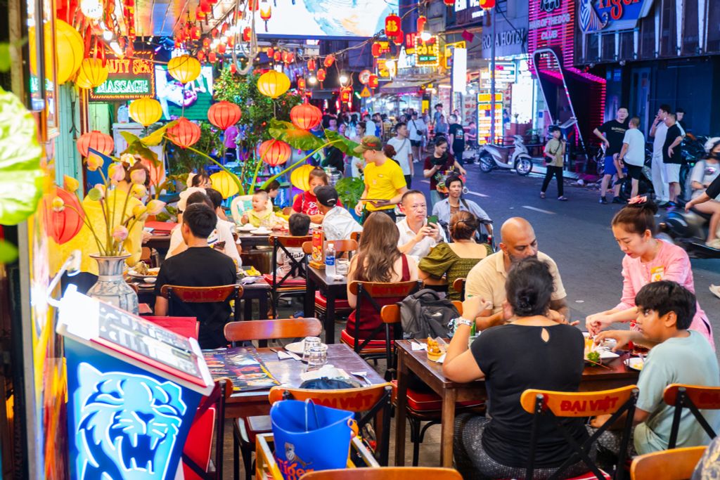 Top Những Điểm Đến Dành Cho Du Khách Nước Ngoài Ở Phố Tây Bùi Viện