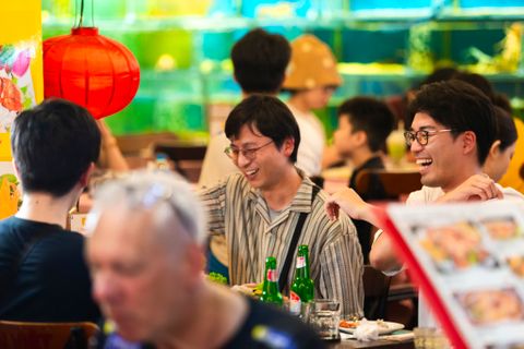 Trải Nghiệm Ăn Đêm TPHCM Cực Nhộn Tại Phố Đi Bộ Bùi Viện