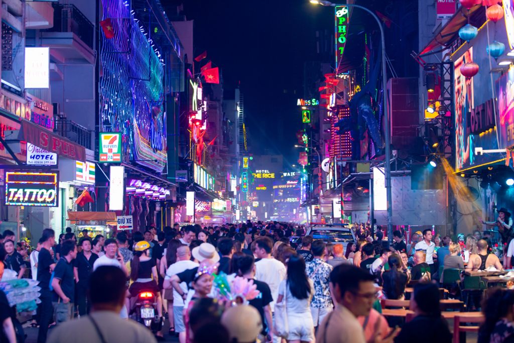 Những Khu Phố Đi Bộ Sôi Động Từ Bắc Vào Nam Khi Du Lịch Việt Nam