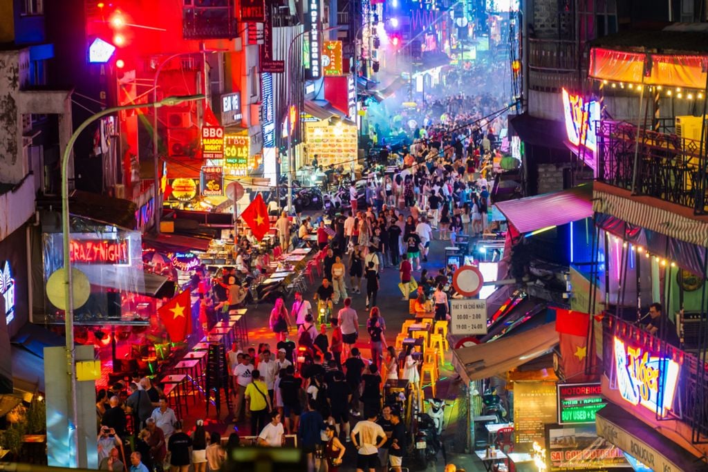 Ăn Khuya Bùi Viện – Trải Nghiệm Ẩm Thực Tại Nhà Hàng Đại Việt 24/7