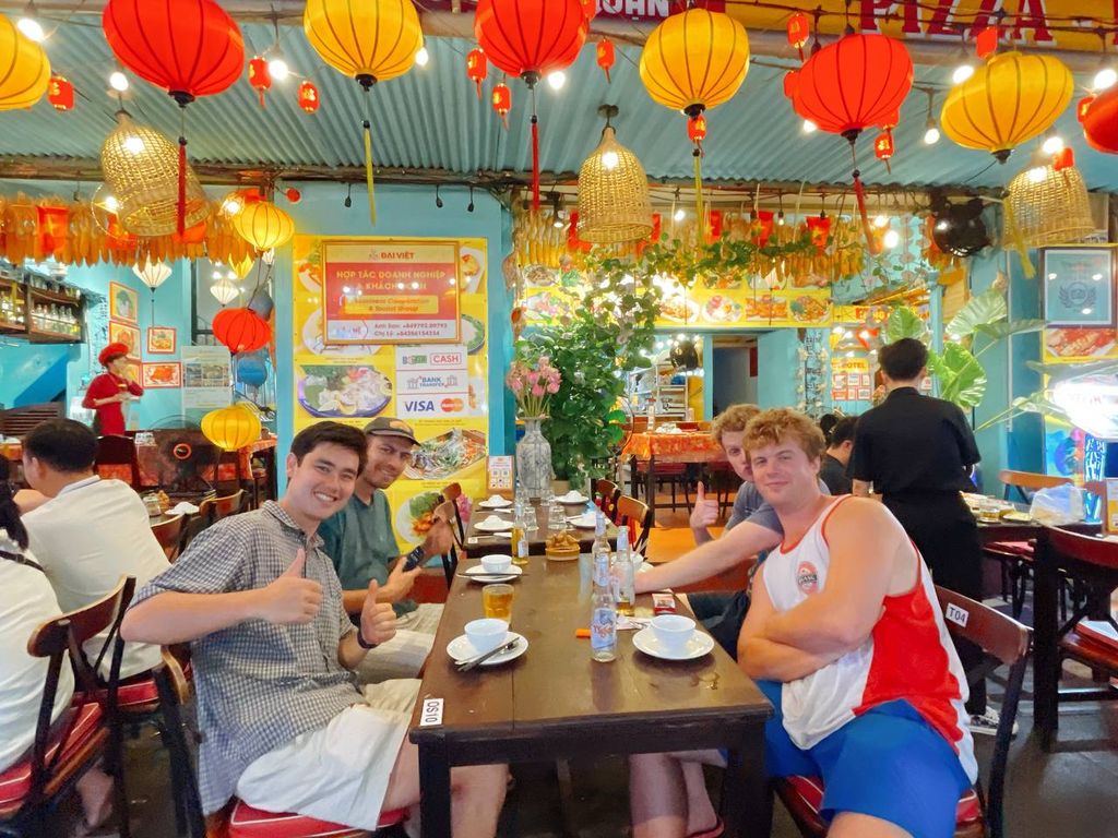 Ăn Khuya Kiểu Việt - Chill Giữa Phố Tây Tại Nông Thôn Đại Việt