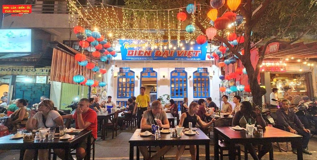 Seafood Feast and Aquarium Extravaganza in District 1 - Dai Viet Restaurant on Bui Vien Street