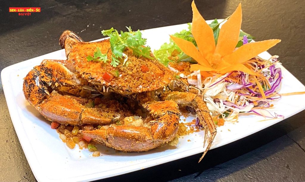 호치민 시에 맛있는 해산물 레스토랑 - 소금 해산물 볶음