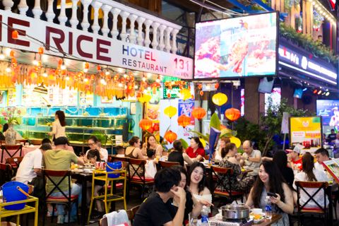 Where to Eat - Vietnamese Seafood Restaurant in Saigon District 1