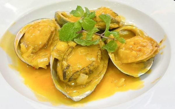 Bào ngư sốt trứng muối tại nhà hàng Đại Việt