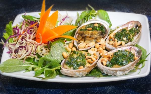 Bào ngư nướng mỡ hành tại nhà hàng Đại Việt