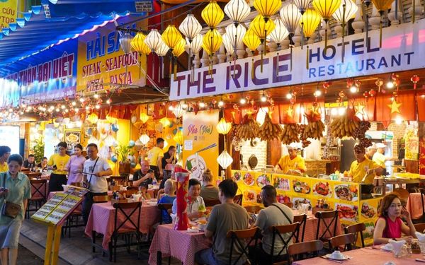 Thưởng thức bào ngư tại không gian đậm chất Việt Nam tại nhà hàng Đại Việt