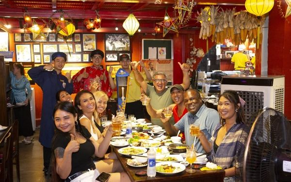 Không gian nhà hàng ấm cúng, mang đậm chất Việt