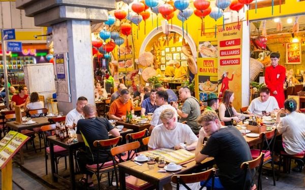 Khách hàng thưởng thức những bữa ăn ấm cúng tại Nhà Hàng Đại Việt