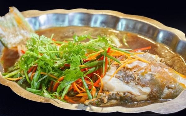 Cá mó xanh hấp Hong Kong tại Lúa Đại Việt
