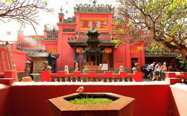 Tham quan chùa Ngọc Hoàng cũng là một sự lựa chọn nên thử khi đến với Sài Gòn