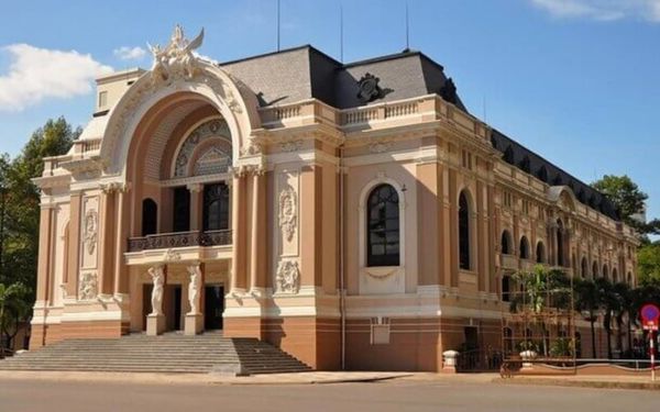 Đến Nhà hát Thành phố & Tòa nhà UBND để thấy được lịch sử của Sài Gòn