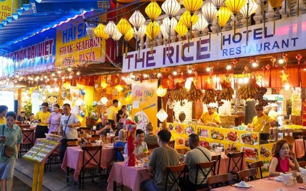 Nhà hàng Đại Việt nằm ngay tại khu phố Tây Bùi Viện