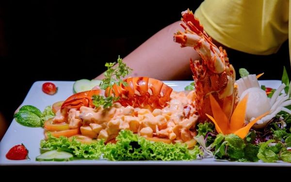 Món ăn hấp dẫn từ tôm hùm tại nhà hàng Đại Việt