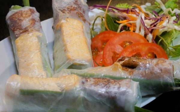 Món gỏi cuốn chay tại Đại Việt Restaurant & Hotel