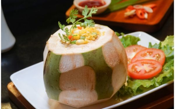 Cơm chiên trái dừa tại Đại Việt Restaurant & Hotel