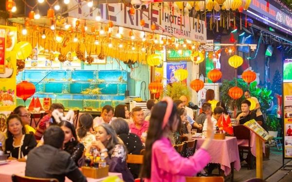 Lựa chọn nhà hàng Đại Việt để thưởng thức hải sản vì sự ấm cúng, gần gũi và nằm tại phố Tây Bùi Viện