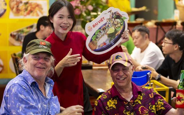 Thực khách trải nghiệm phở Việt tại nhà hàng Nông Thôn Đại Việt