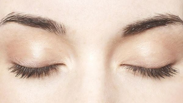 Nhắm chặt mắt – Nghỉ ngơi tức thì cho mắt