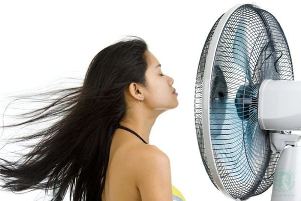 sấy tóc bằng quạt có gây đột quỵ hay không